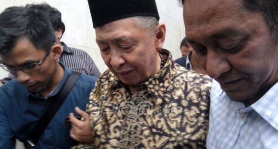 Dipapah Kerabat, Hamzah Haz Jenguk Sang Anak di Rutan - JPNN.com