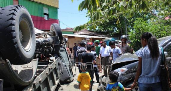 Ngeri, Hantam Tiga Mobil dan Satu Warung, Truk TNI ini Terkapar - JPNN.com