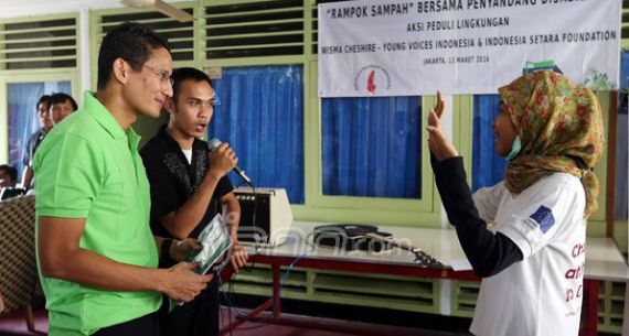 Sandiaga Uno bersama Penyandang Disabilitas Tuna Daksa melakukan aksi Rampok Sampah - JPNN.com