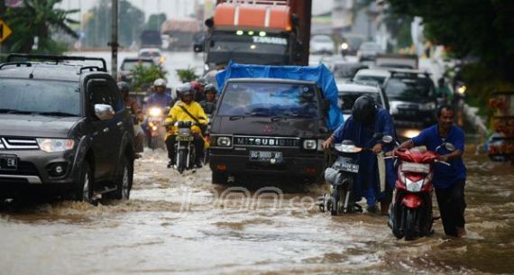 Diguyur Hujan, Sejumlah Jalan di Palembang Tergenang Banjir - JPNN.com