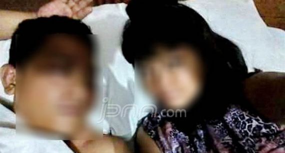 HOT! Beredar Foto Mesra Ketua Komisi III DPRD Pamekasan di Atas Ranjang - JPNN.com