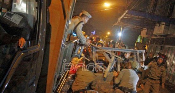 Petugas Gabungan Sterilkan Kawasan Jalan Sutomo Medan dari PKL - JPNN.com