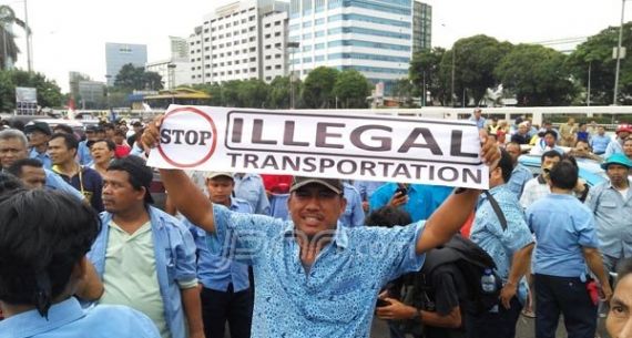 Ratusan Sopir Taksi Hingga Kini Masih Bertahan di Depan Gedung DPR/MPR - JPNN.com