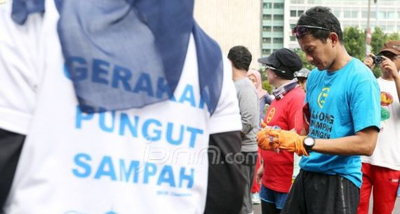 Aksi Sandiaga Uno Pungut Sampah di Car Free Day - JPNN.com