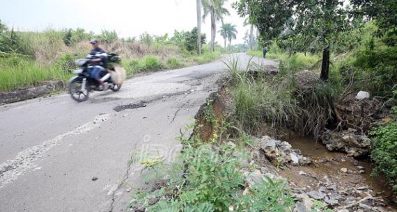 Rusak Parah, Jalan Akses Menuju Hambalang Rawan Longsor - JPNN.com