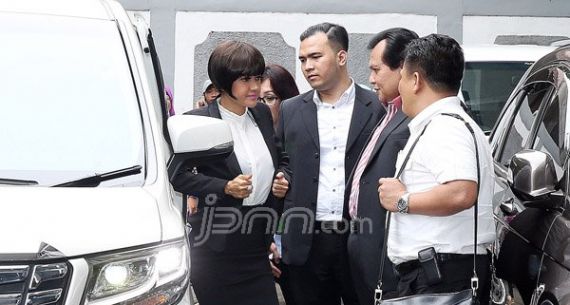 Julia Perez Jalani Sidang Perdana Perceraian - JPNN.com