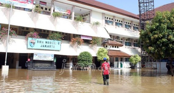 Menjelang UN SMA N 8 Jakarta Terendam Air - JPNN.com