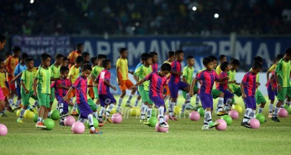 Lihat Nih Aksi Pesepakbola dan Polisi Cilik di Final Torabika Bhayangkara Cup 2016 - JPNN.com