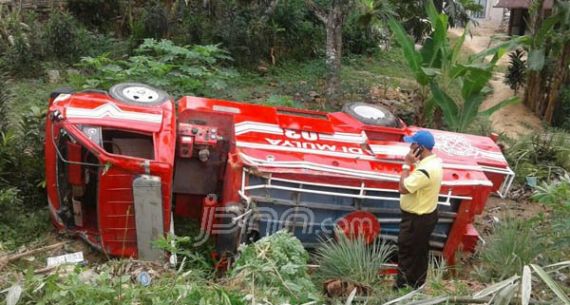 Mesin Mati, Truk Pemadam Mundur dan Terjungkal - JPNN.com