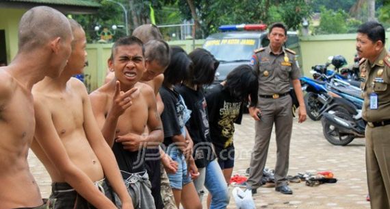 Patroli, Satpol PP kota Jambi Ciduk Delapan Muda-mudi Punk - JPNN.com