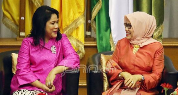 Ibu Iriana Jokowi dan Mufidah Jusuf Kalla - JPNN.com