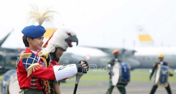 Lihat Nih Aksi Mayoret Cantik di HUT TNI AU ke-70 - JPNN.com