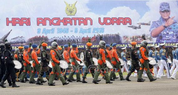 Marching Band TNI AU Unjuk Gigi di HUT ke-70 - JPNN.com