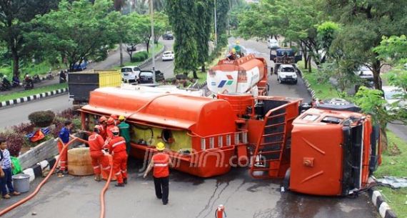 Ngeri, Truk Pembawa 24.000 Liter BBM Terbalik - JPNN.com