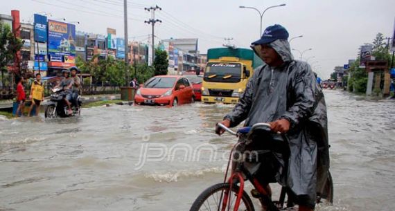Diguyur Hujan, Sejumlah Jalan di Pekanbaru Tergenang - JPNN.com