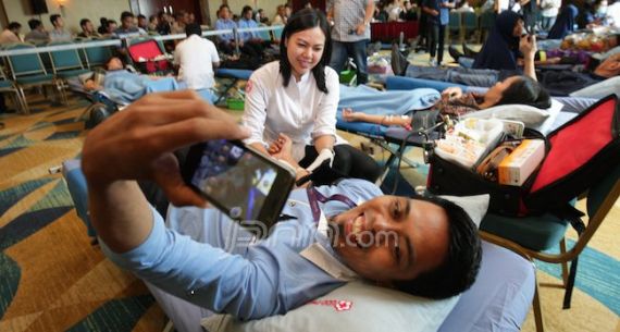 Nih Lihat Asyiknya Donor Darah di Mal - JPNN.com