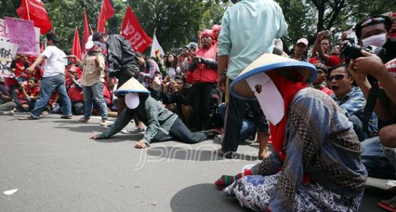 Aksi Teatrikal Warnai Demo Ribuan Buruh se-Jabodetabek - JPNN.com