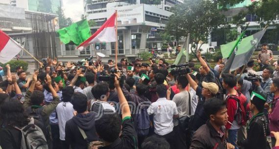 Serbu KPK, Aksi Demo Massa HMI Diwarnai Hujan Batu - JPNN.com