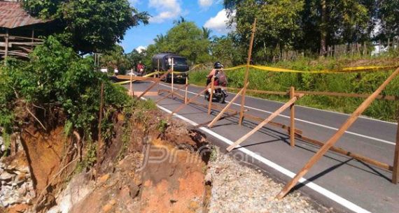 Badan Jalan Longsor, Aktifitas Warga Mandor Kalbar Terganggu - JPNN.com