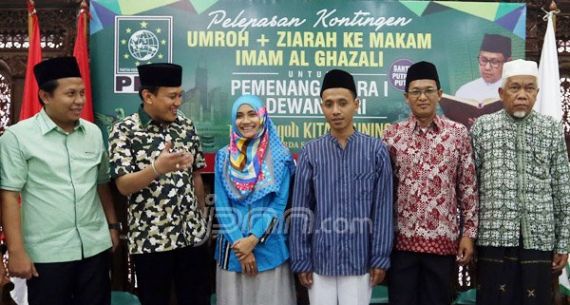 PKB Berangkatkan Umroh Para Pemenang Lomba Kitab Kuning - JPNN.com