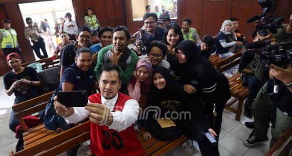 HAP! Bang Ipul Ajak Pengunjung Sidang Berselfie - JPNN.com