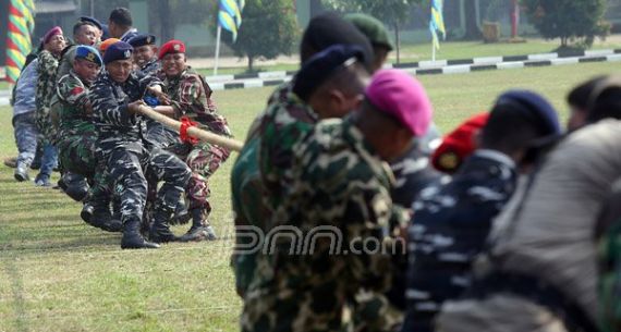 Lihat Nih Aksi Tarik Tambang dan Gendong Aparat dalam Apel Gabungan - JPNN.com