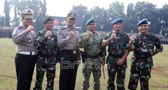 Panglima Divisi Infanteri 1 Kostrad Mayjen TNI Sudirman dan Kapolda Metro Jaya Irjen Pol Moechgiarto - JPNN.com