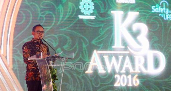 Menaker Hanif Dhakiri Hadiri Acara K3 Award 2016 - JPNN.com