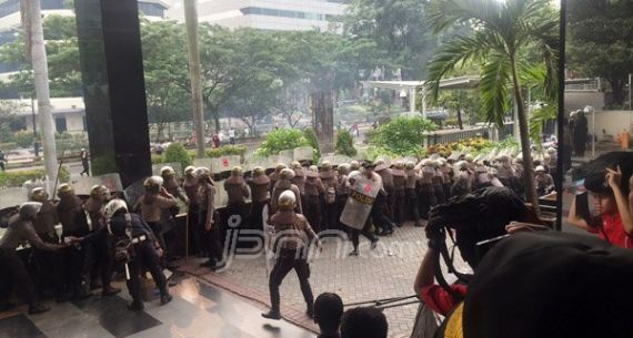 Serbu KPK, Aksi Demo Berakhir dengan Baku Hantam dan Lempar Batu - JPNN.com