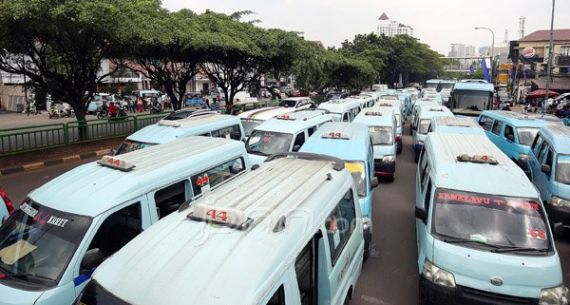 Protes Penderekan, Sopir Angkutan Umum M44 Blokade Jalan - JPNN.com