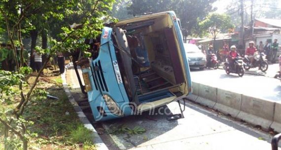 Bus Transjakarta Terbalik di Warung Jati Pasar Minggu - JPNN.com