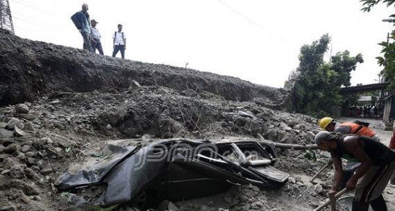 Tembok Pembatas Jalan Inspeksi Penghubung Kanal Banjir Roboh - JPNN.com