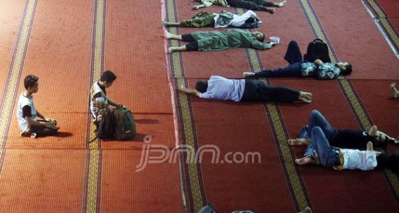 Berbagai Aktivitas Dilakukan Umat Muslim Sambil Menunggu Berbuka - JPNN.com