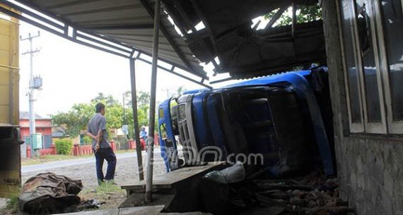 Mengantuk, Truk Ekspedisi Oleng dan Hajar Rumah Warga - JPNN.com