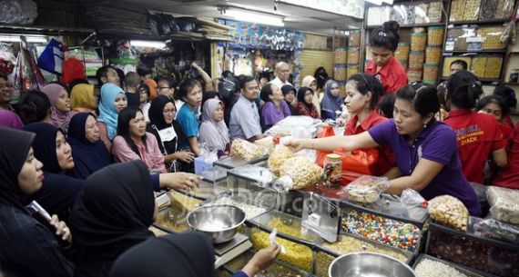 Sambut Idul Fitri, Warga Mulai Berburu Kue Lebaran - JPNN.com