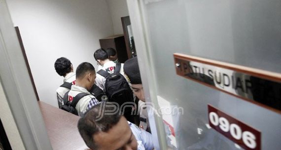 Penyidik KPK Geledah Ruang Kerja I Putu Sudiartana - JPNN.com