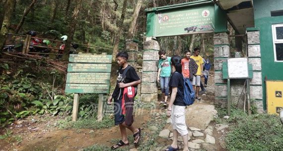 Warga Memadati Kawasan Kawah Ratu Gunung Salak - JPNN.com