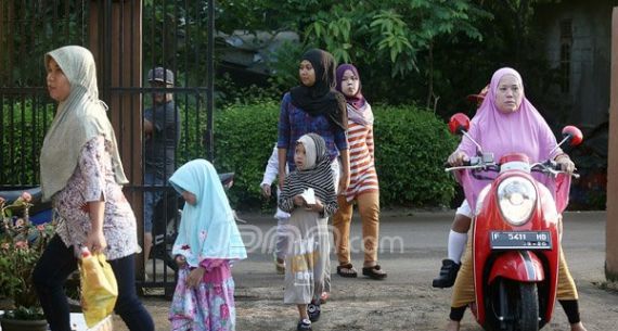 Di Tahun Ajaran Baru, Para Orang Tua Antarkan Anak-anaknya - JPNN.com