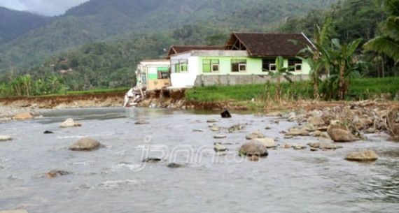 Dihantam Banjir Bandang, Bangunan SDN 1 Bendoroto Munjungan Hancur - JPNN.com