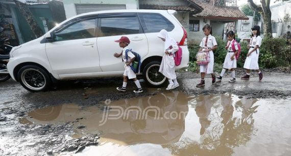 Parah, Begitulah Kondisi Jalan Nanggerang di Kabupaten Bogor - JPNN.com