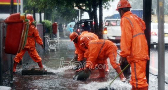 Pasukan Orange Tangani Genangan Air Saat Hujan Lebat - JPNN.com