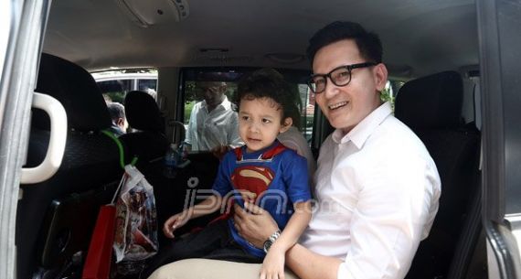 Bersama Anak, Marcelino Lefrandt Hadiri Sidang Perceraian - JPNN.com