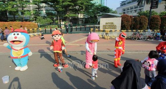 Aksi Badut Menghibur Anak-anak di Car Free Day - JPNN.com