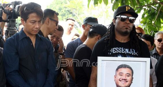 Delon Antar Mike Mohede ke Tempat Peristirahatan Terakhir - JPNN.com