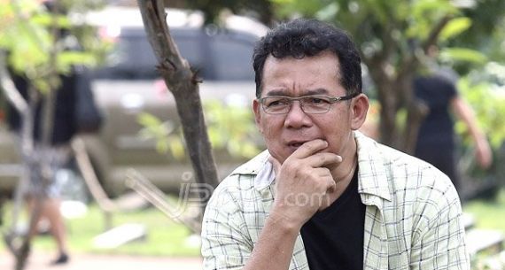 Hadiri Pemakaman Mike Mohede, Mathias Muchus Termenung - JPNN.com