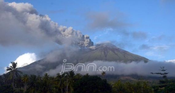 Rabu Pagi, Gunung Gamalama Kembali Muntahkan Abu Vulkanik - JPNN.com