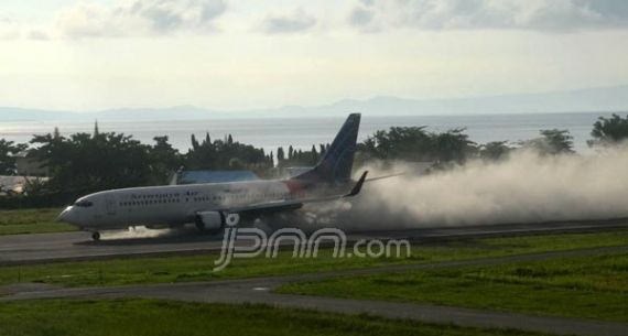 Abu Vulkanik Ganggu Penerbangan di Bandara Sultan Babullah Ternate - JPNN.com