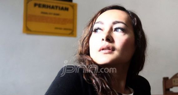 Hadiri Sidang Putusan Perceraian, Dewi Rezer Nampak Anggun - JPNN.com