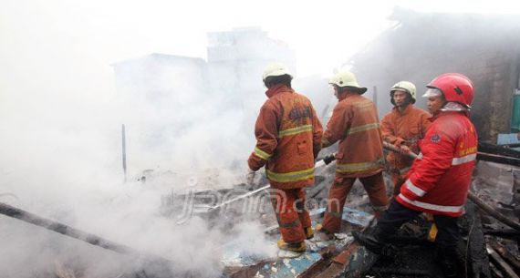 Listrik Konslet, Delapan Rumah Habis Dilahap Si Jago Merah - JPNN.com