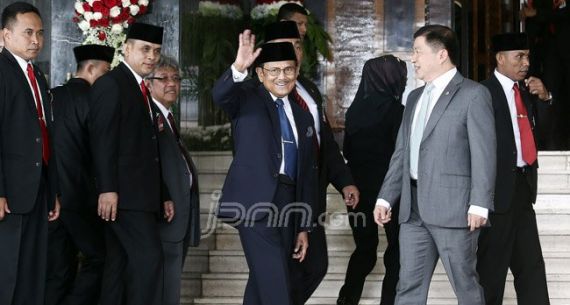 Presiden ke-3 RI BJ Habibie Hadiri Sidang Paripurna I - JPNN.com